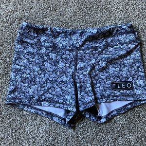 Fleo Mid rise 3.25” Shorts - size small